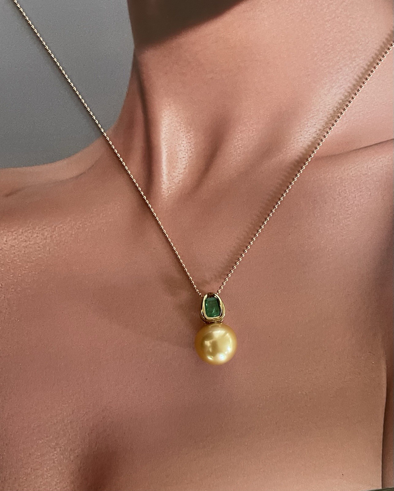 New 9ct Yellow gold Large Genuine South Sea Pearl Pendant With natural Emerald