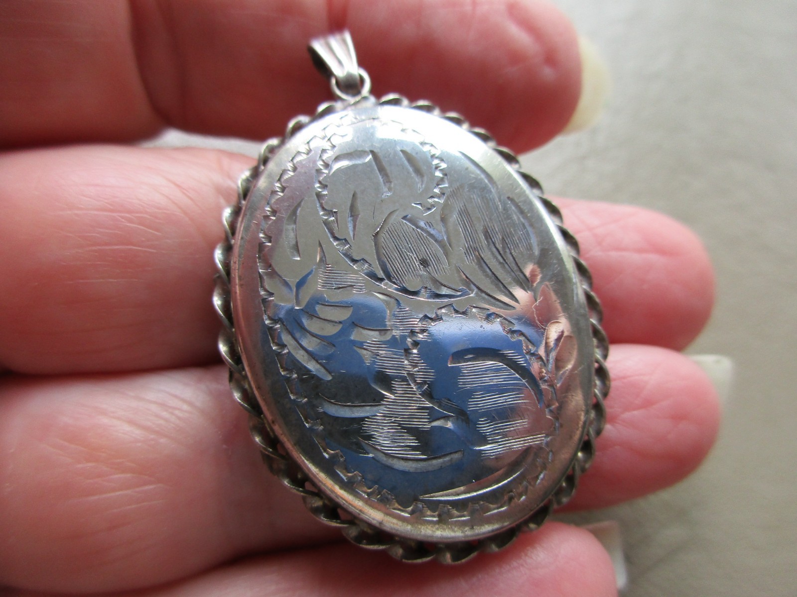 ANTIQUE VINTAGE LARGE UK STERLING SILVER PHOTO KEEPSAKE LOCKET FOB CHARM PENDANT