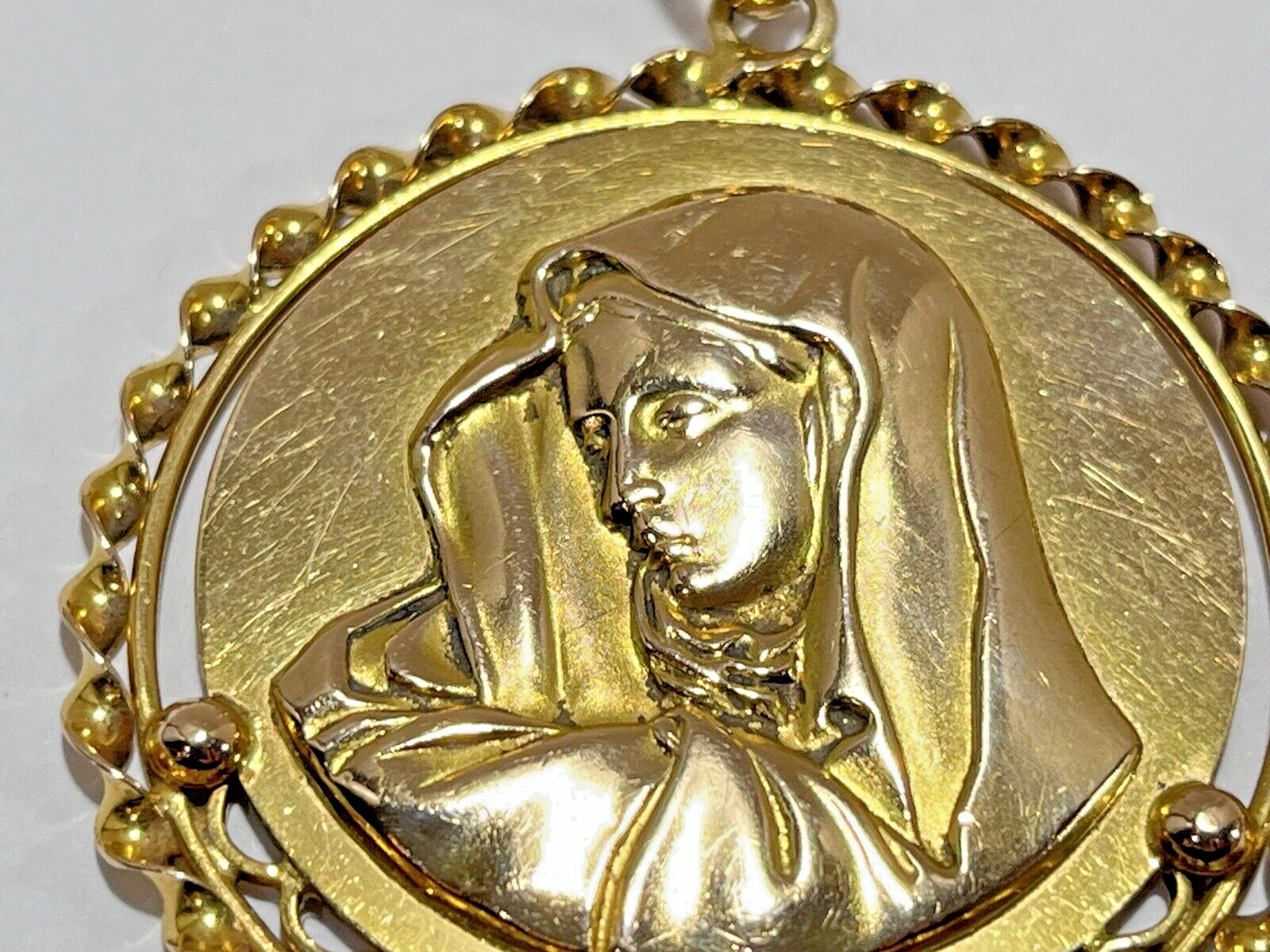 Large 18k Yellow Gold Madonna Pendant A Little Over 1-1/2″ In Diameter! 13.8 Gr.