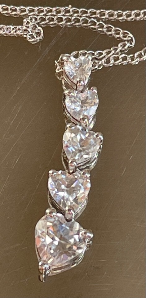 WHITE GOLD COLORLESS SAPPHITE HEARTS DESIGN PENDANT NECKLACE