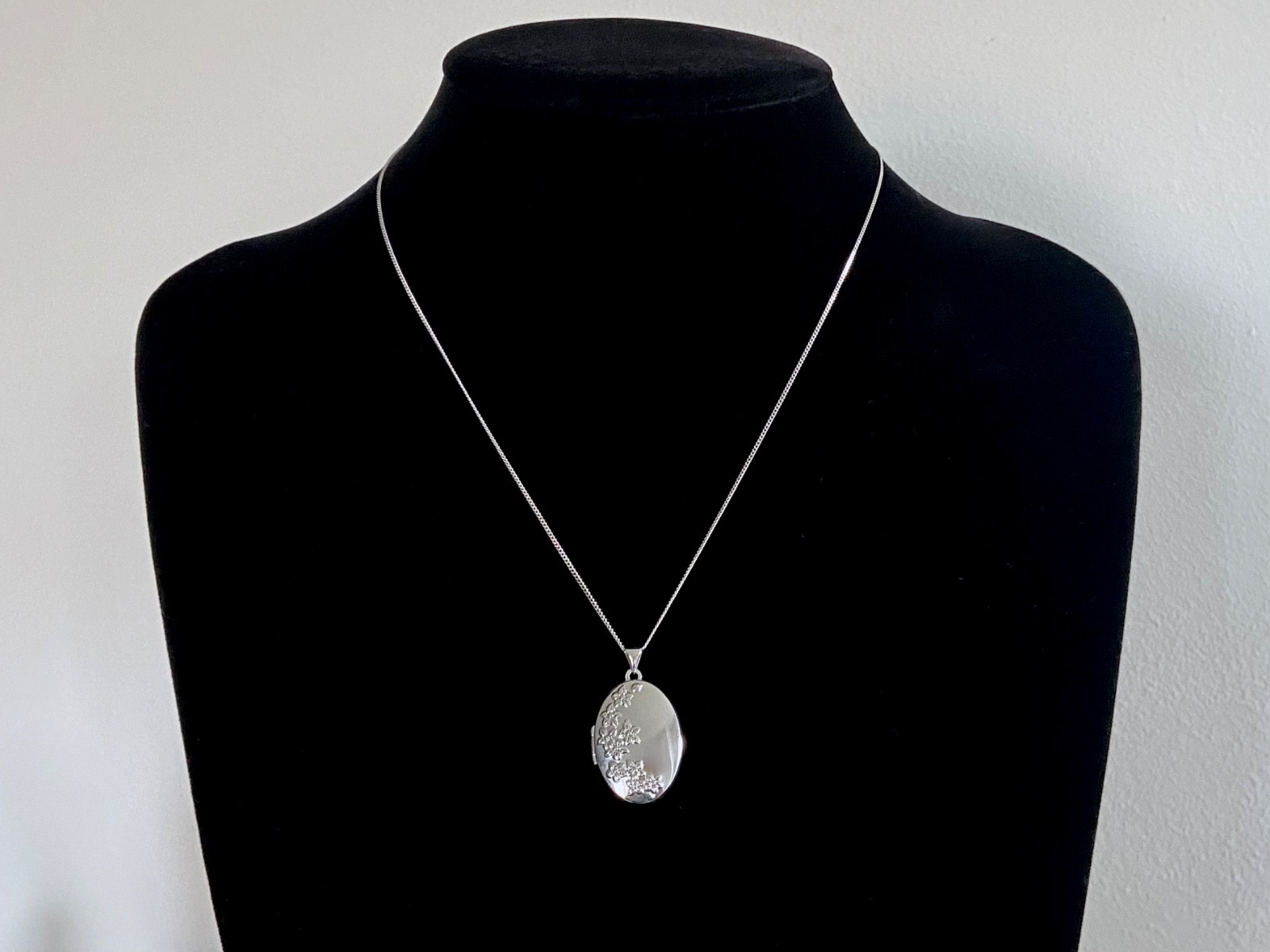 Sterling Silver Oval Photo Locket & Chain – Floral Front – Complete Inside, 45cm