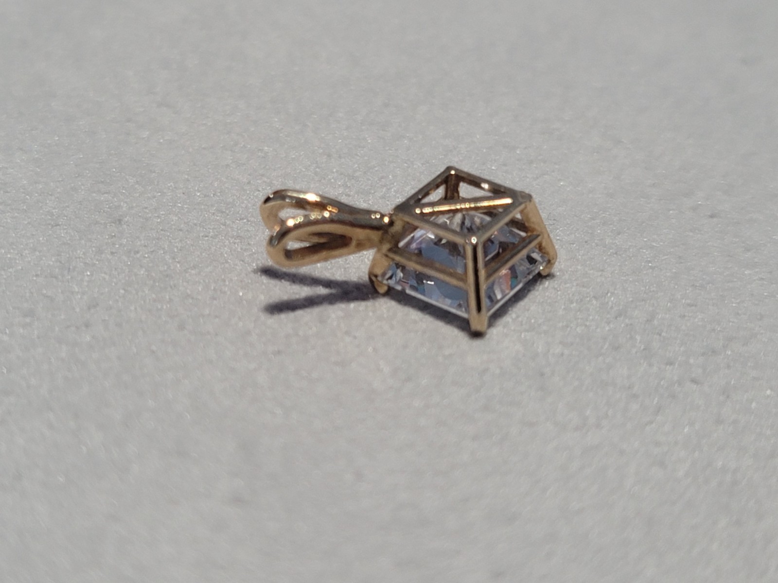 10k CZ Yellow Gold Pendant 1.17 grams
