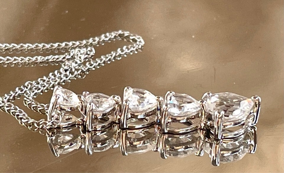 WHITE GOLD COLORLESS SAPPHITE HEARTS DESIGN PENDANT NECKLACE