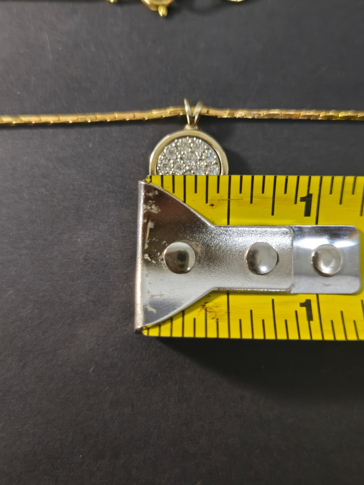 VTG Unbranded Gold Color Round Pendant Necklace 18″