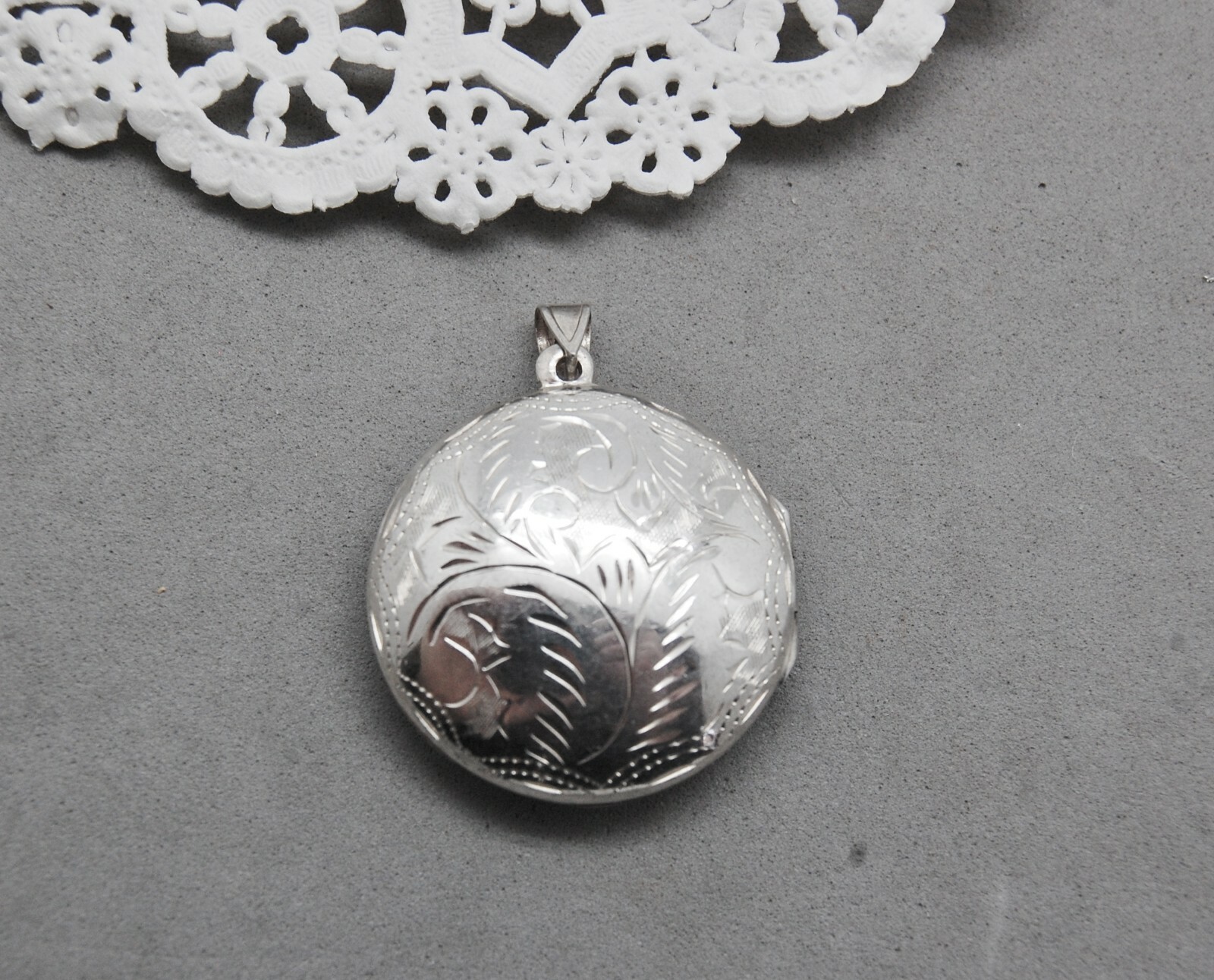 Hand Engraved Sterling Silver Photo Locket / Memento Holder Pendant 1 1/4″ 8 gr