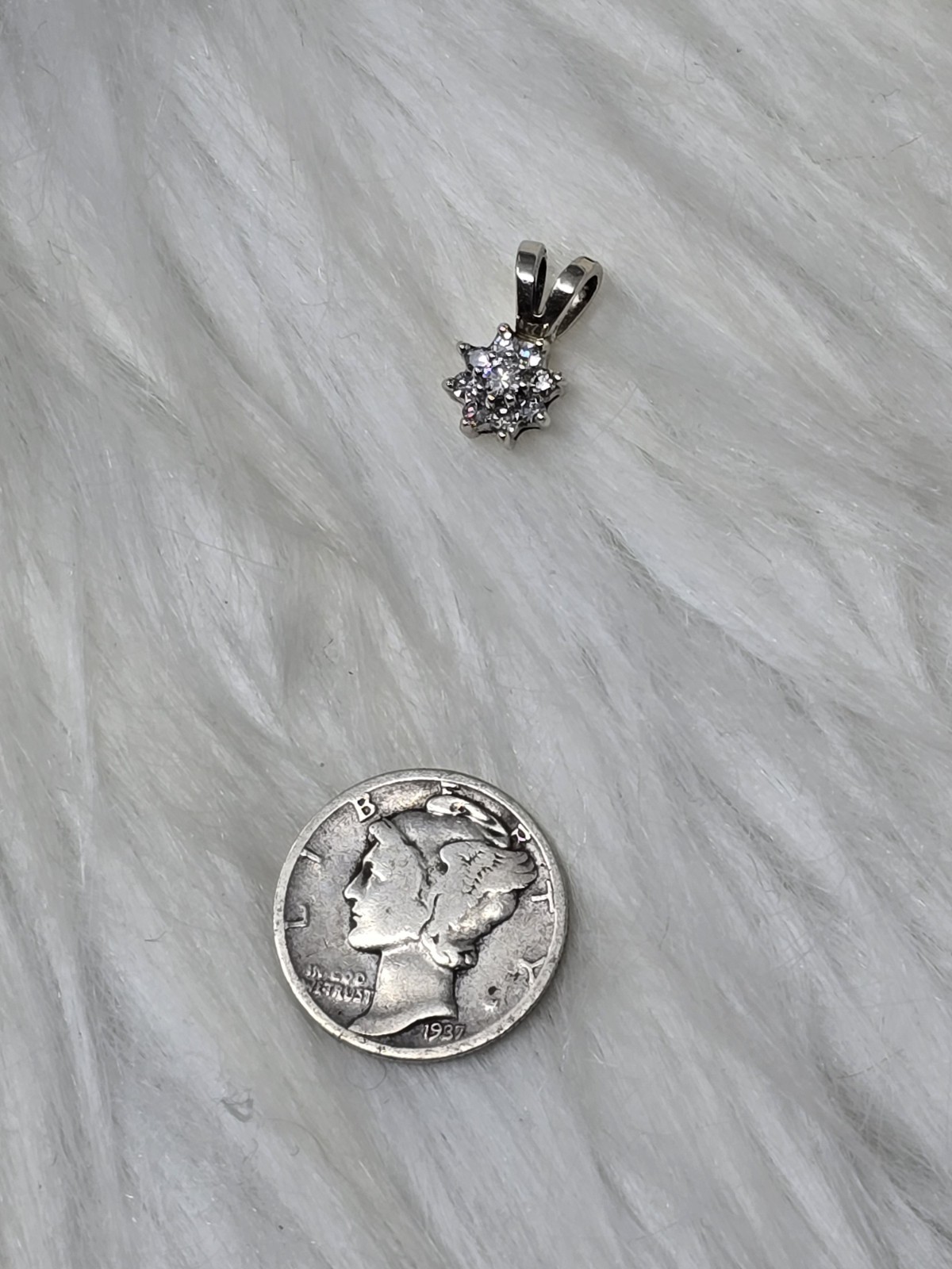 Vintage 14k White Gold Diamond Cluster Starburst Pendant 1.2g
