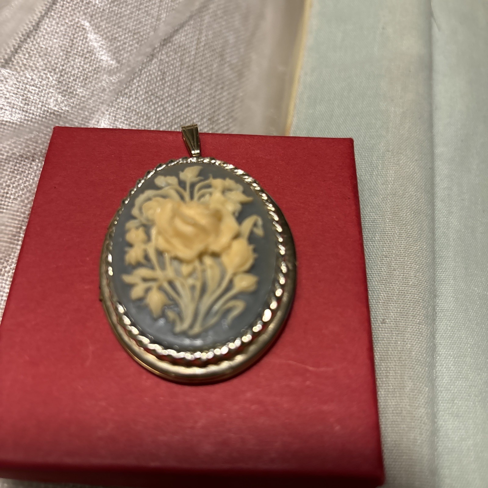 Gold Tone Oval Locket Pendant Metal Vintage Style