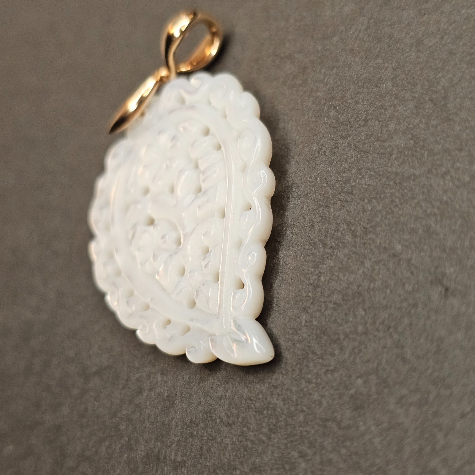 Tamara Comolli INDIA Medium 18K Gold White Mother of Pearl Leaf Pendant TC