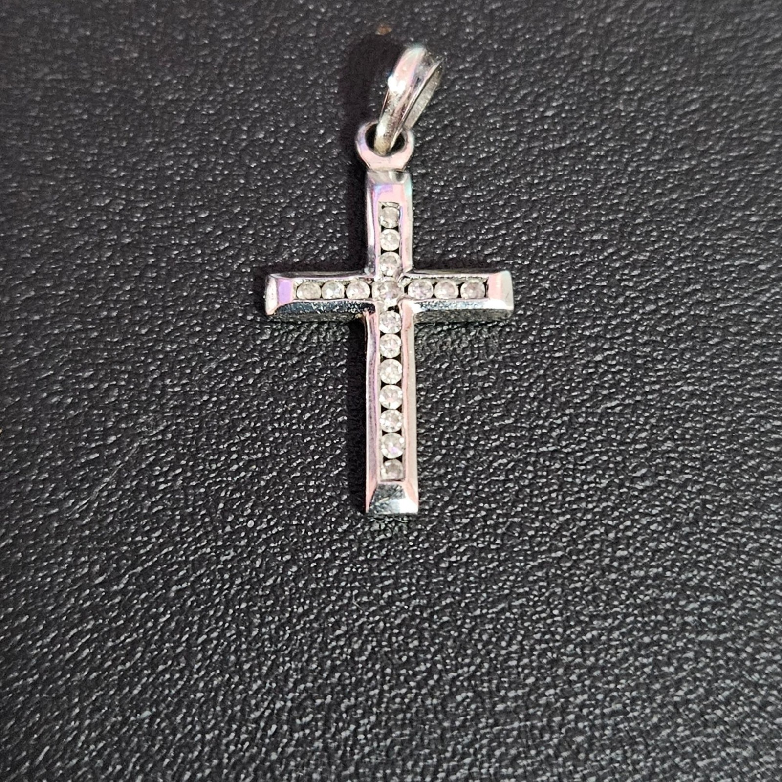 10K White Gold Cross Pendant With Clear Diamonds 0.74g Classic Understated Elega