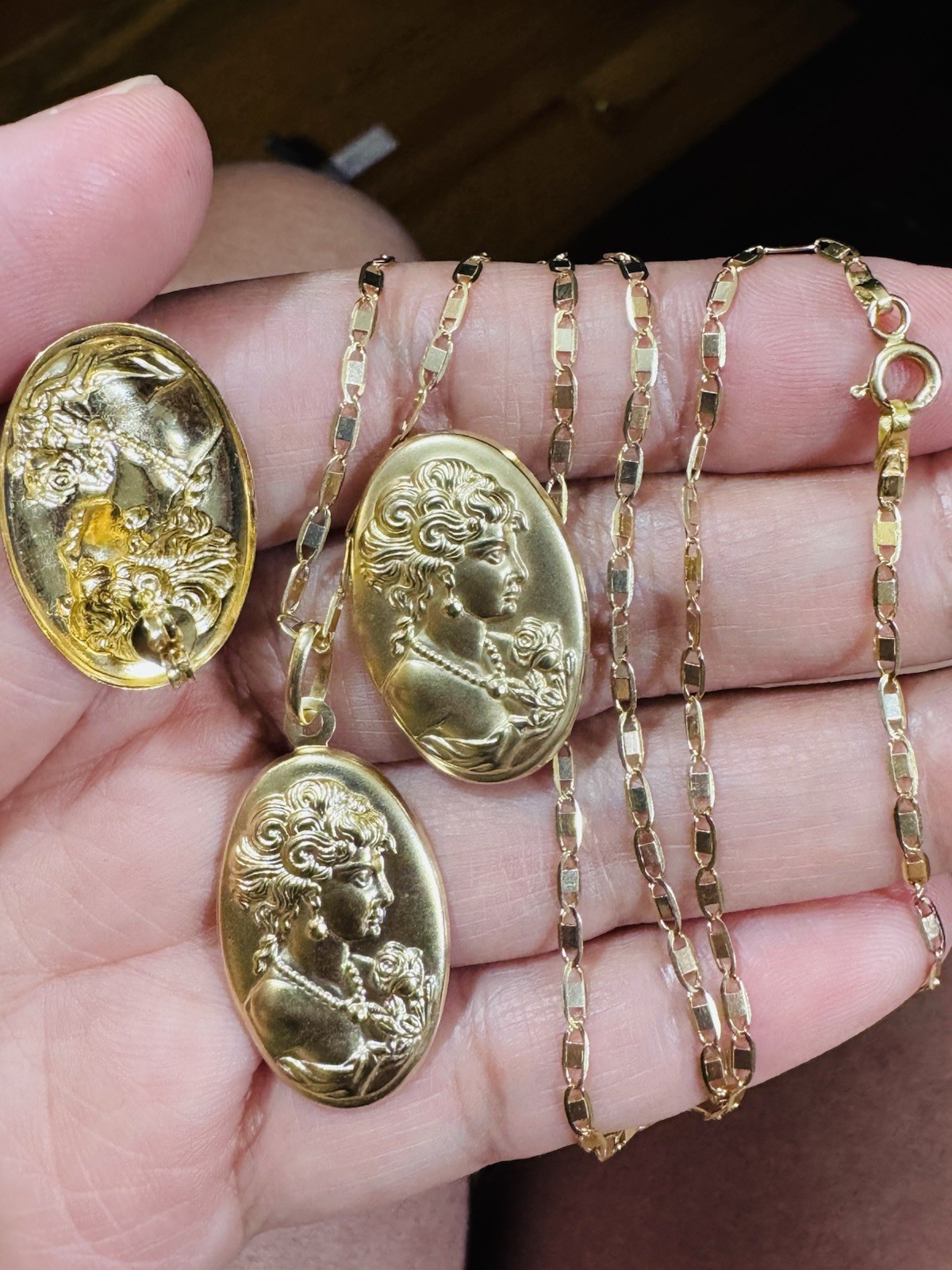 18K 750 Gold Set Queen Elizabeth Earring & Necklace 18” Long 7.6g 3mm
