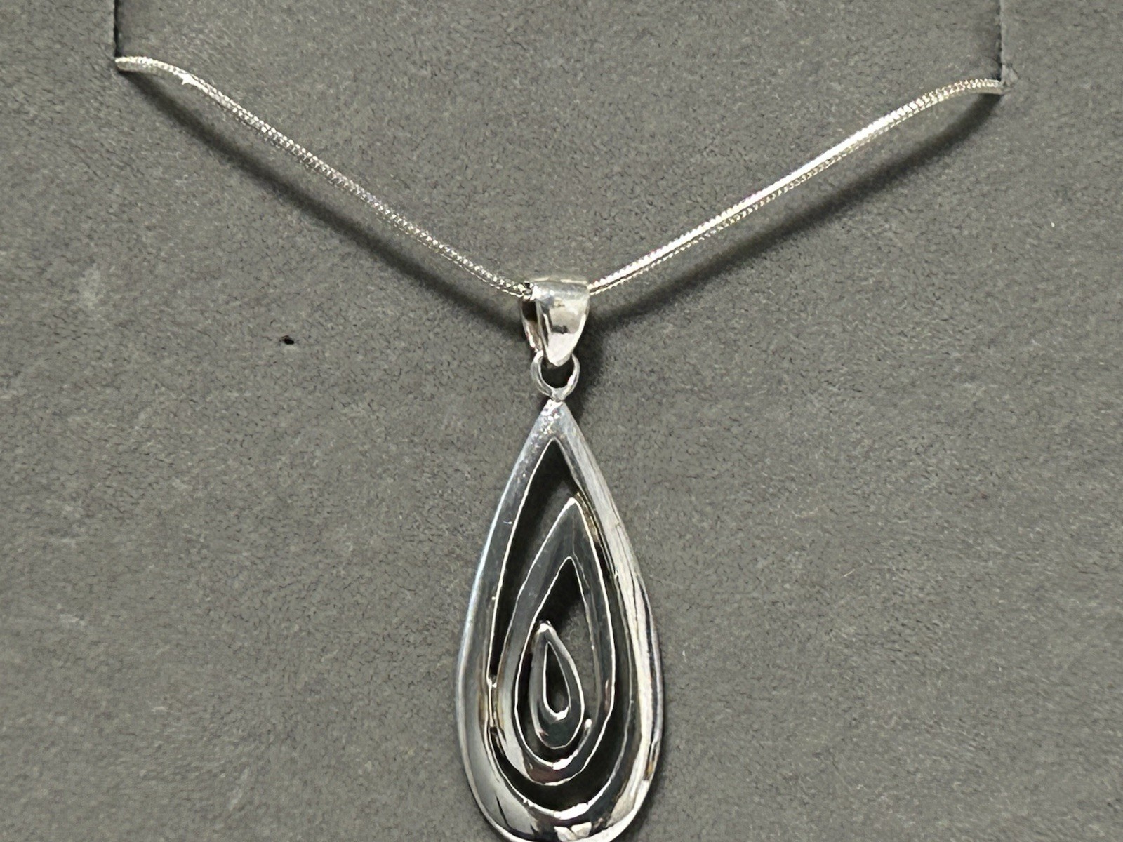 Vtg Sterling Silver 4cm Modernist Pendant on 40cm Snake Chain (7.28g)