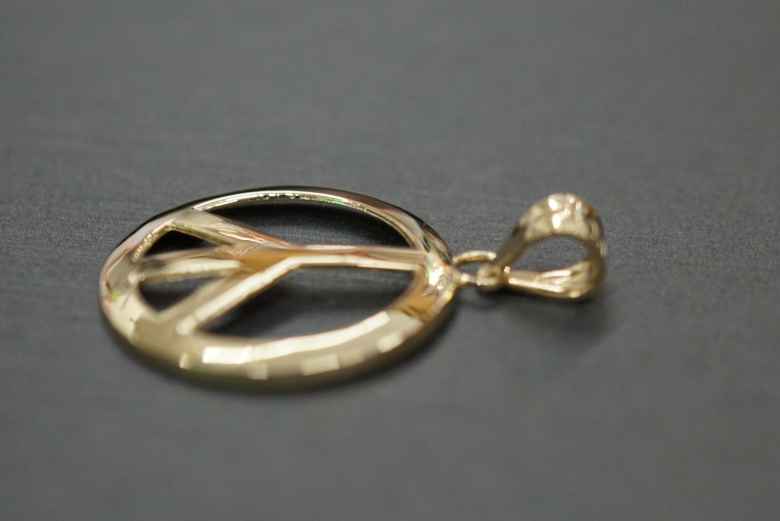 14K Solid Yellow Gold Polished 1″ Circle Peace Sign Charm Pendant.