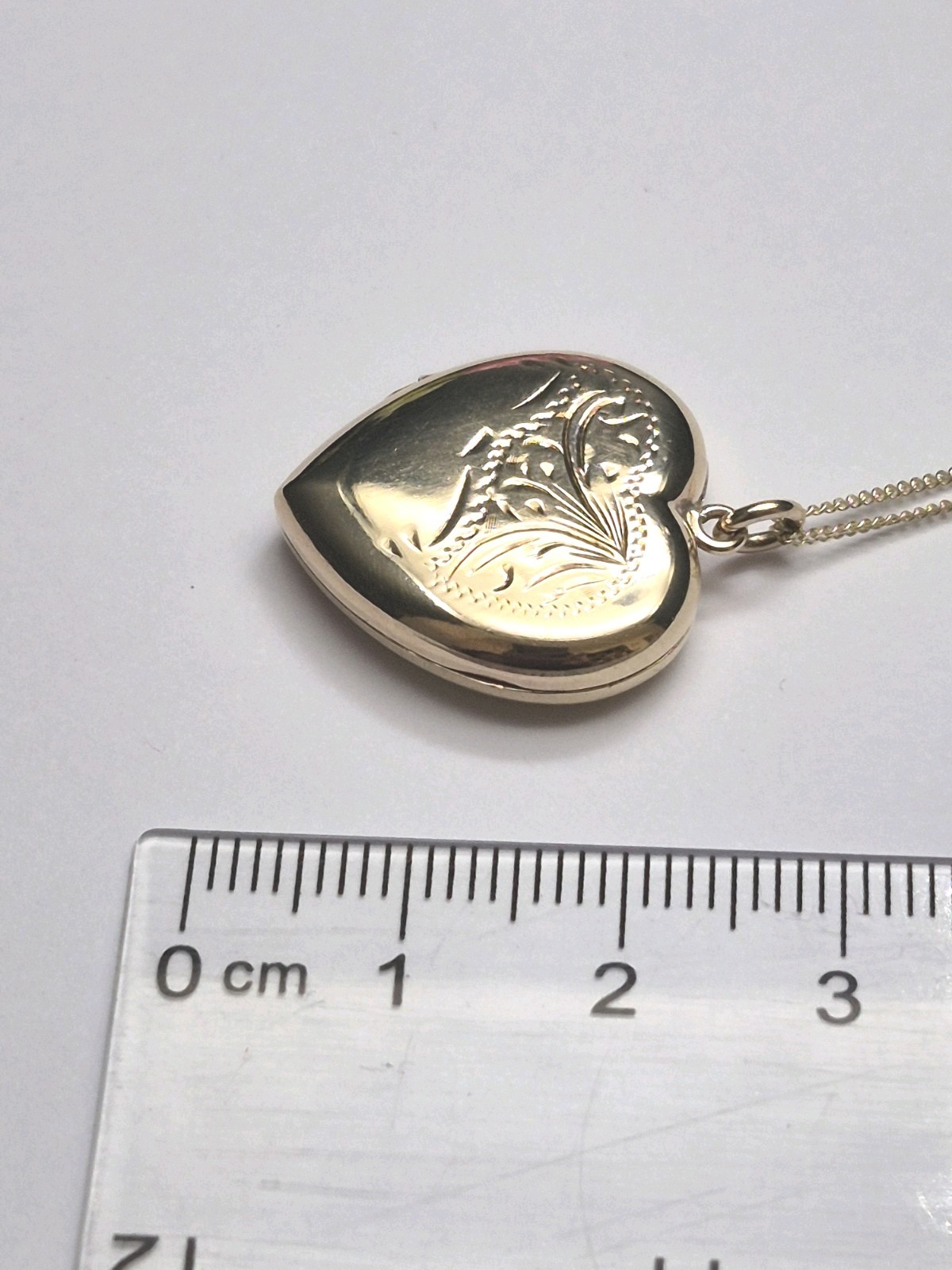 9ct Yellow Gold Vintage Heart Photo Locket & Chain. Necklace. Engraved Design.