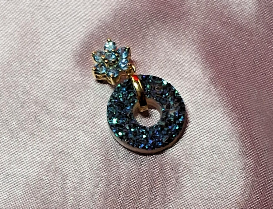 Beautiful 14k blue topaz & druzy quartz pendant 2.0g