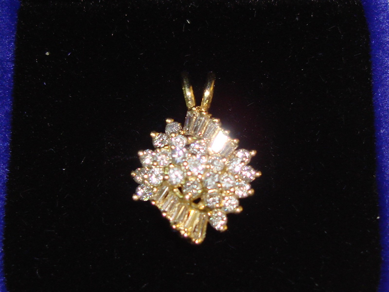 BEAUTIFUL 14K SOLID GOLD APPROX. 3/4 CTW BRILLIANT DIAMOND PENDANT!