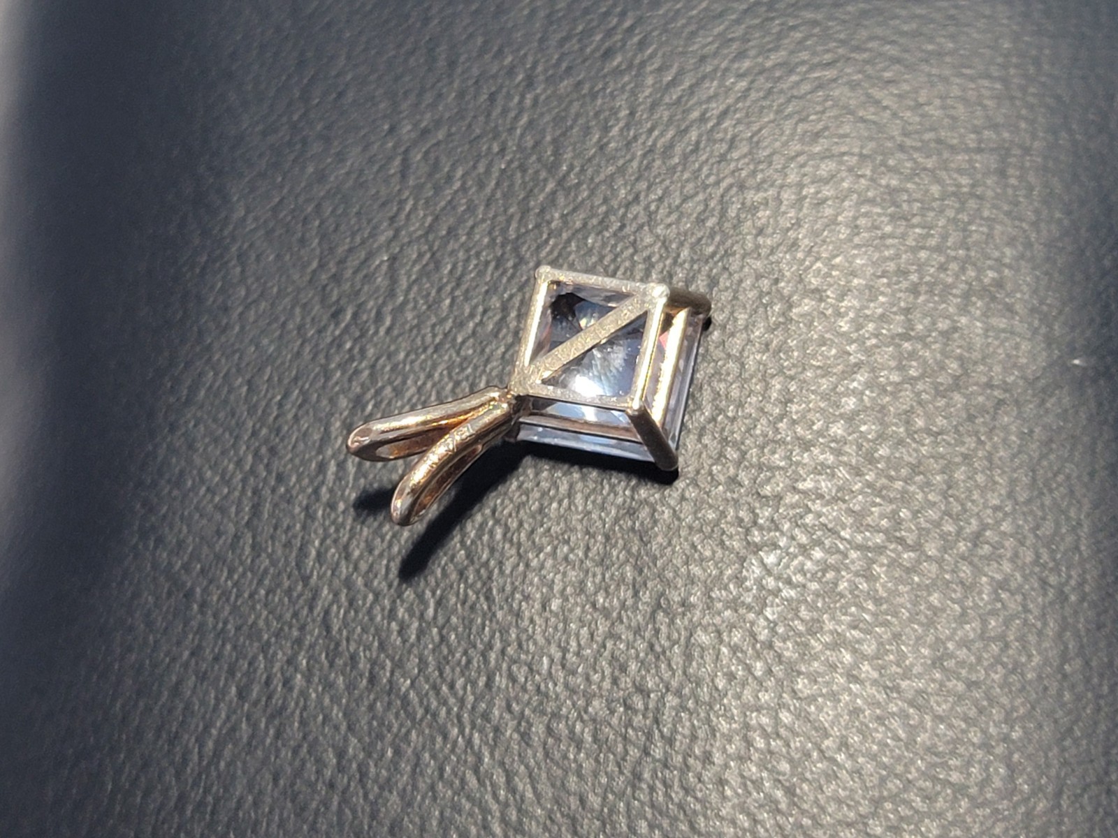 10k CZ Yellow Gold Pendant 1.17 grams