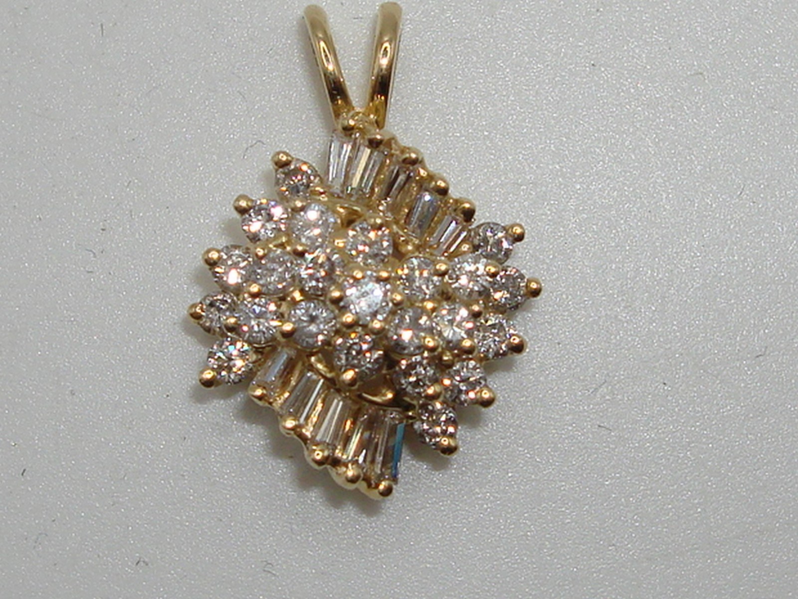 BEAUTIFUL 14K SOLID GOLD APPROX. 3/4 CTW BRILLIANT DIAMOND PENDANT!