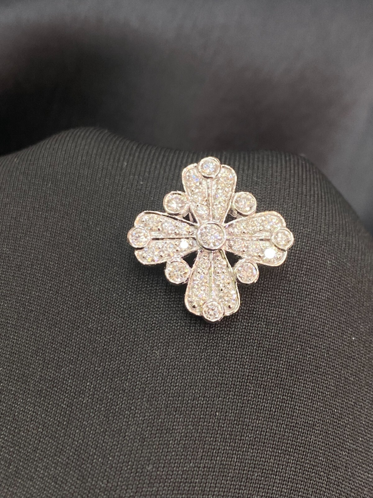 Pave 1.22 Cts F/VS1 Round Brilliant Cut Diamond Cross Pendant In 18K Gold