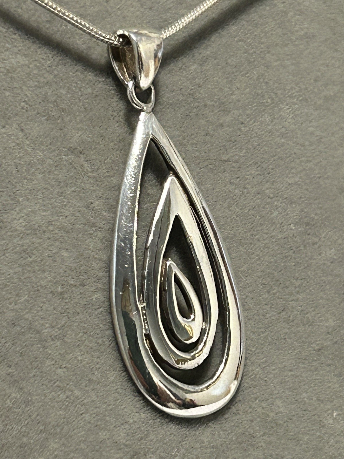 Vtg Sterling Silver 4cm Modernist Pendant on 40cm Snake Chain (7.28g)