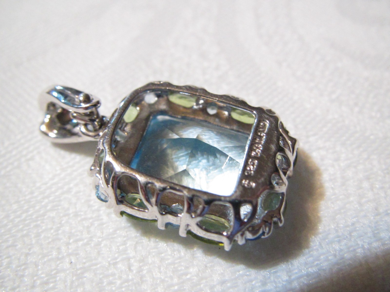 BEAUTIFUL “TOWN & COUNTRY” LARGE STERLING SILVER BLUE OPAZ & PERIDOT PENDANT/ENH