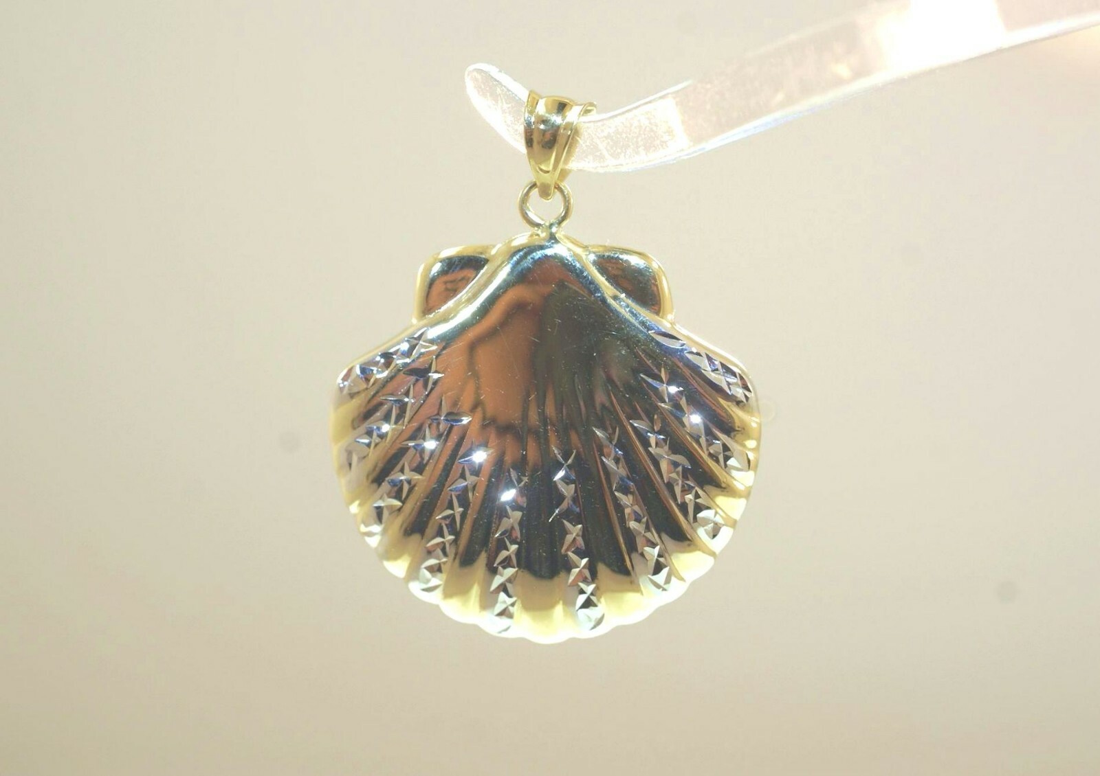 23.5MM 2-TONE 14K YELLOW GOLD DC HAWAIIAN 2-SIDED PUFF SCALLOP SEASHELL PENDANT