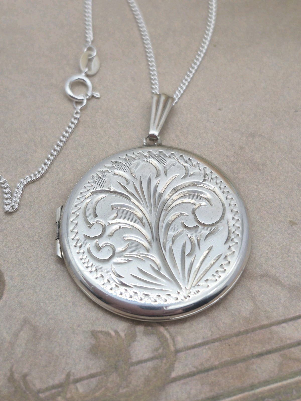 LOCKET – Sterling Silver Round Double Photo Locket Necklace. Hallmarked