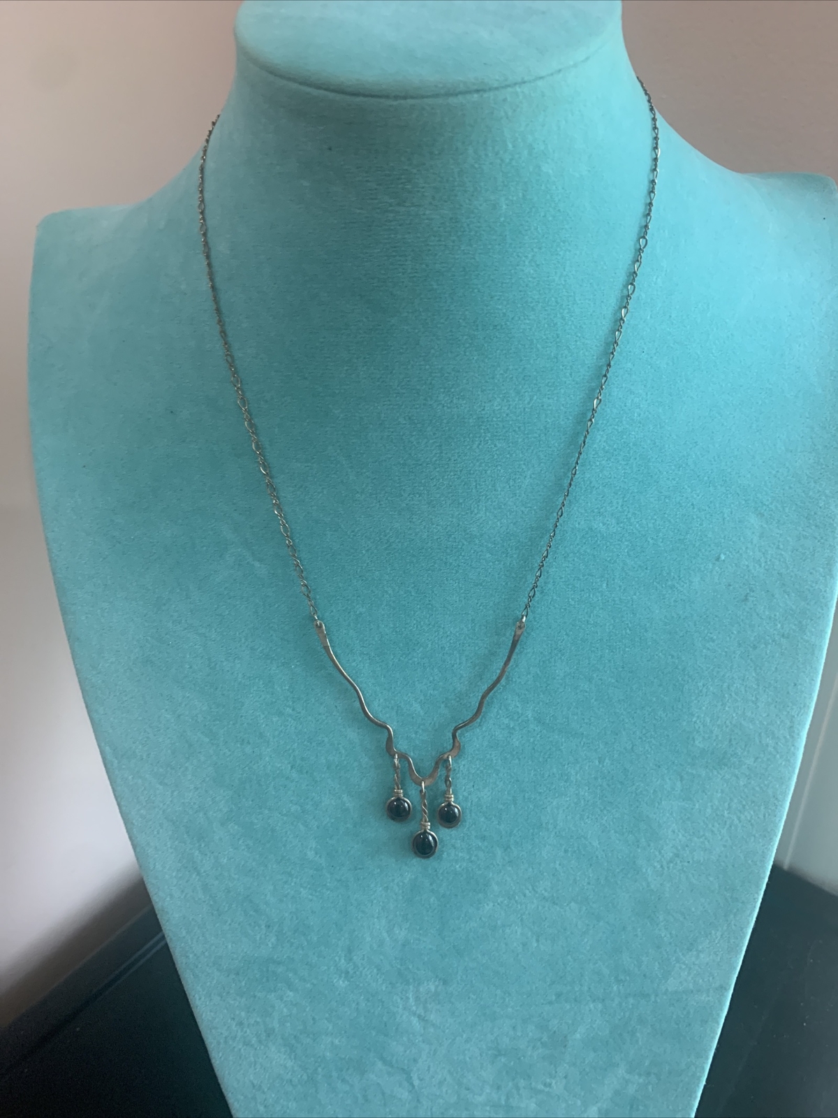 VINTAGE DELICATE STERLING SILVER CZECH. DANGLING GARNETS GEMSTONE NECKLACE 16″
