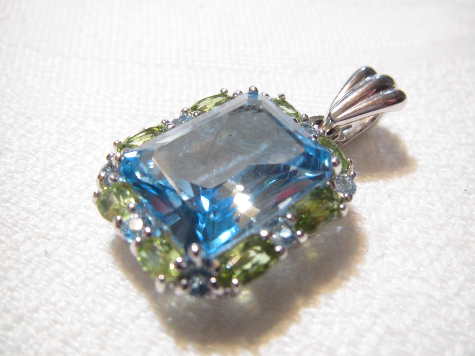 BEAUTIFUL “TOWN & COUNTRY” LARGE STERLING SILVER BLUE OPAZ & PERIDOT PENDANT/ENH