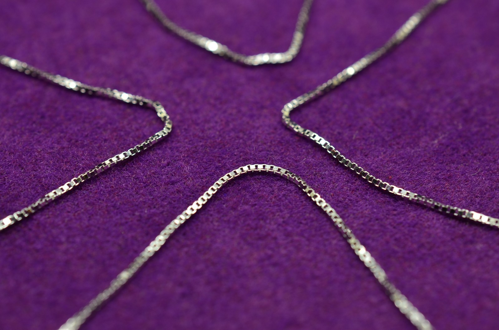 24″ 18K White Gold Very Thin Box Chain Necklace 0.5mm 1.4g