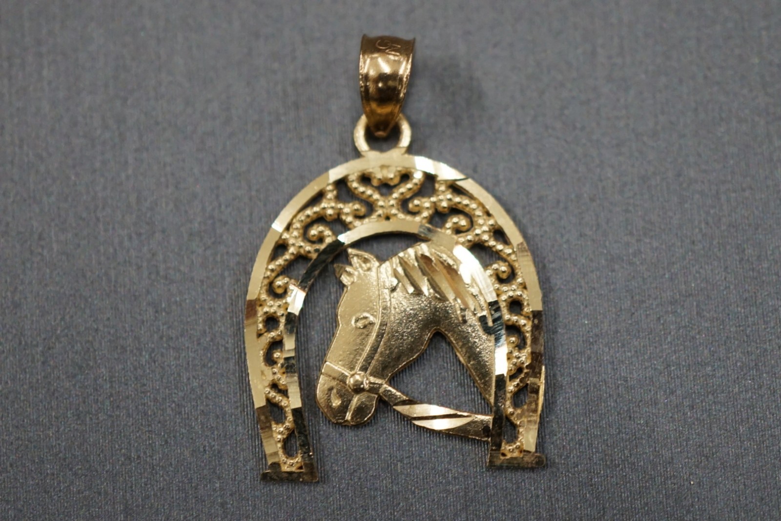14K Solid Yellow Gold Beautiful Horseshoe Pendant.