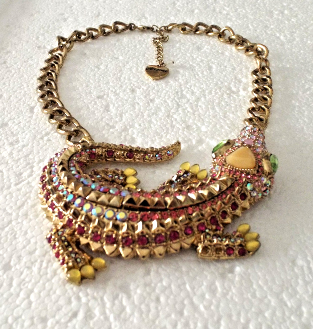 ***BETSEY JOHNSON signed Unique ALLIGATOR Crystal NECKLACE multicolor 18″!!