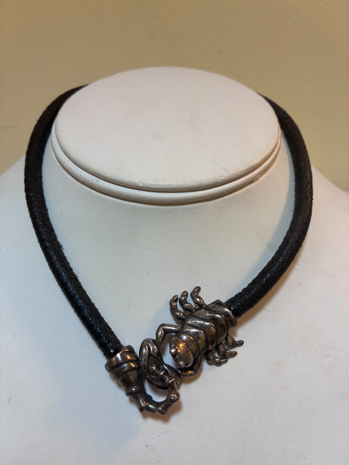 VINTAGE SILVER SCORPION CLASP CLOSURE LEATHER CHOKER NECKLACE