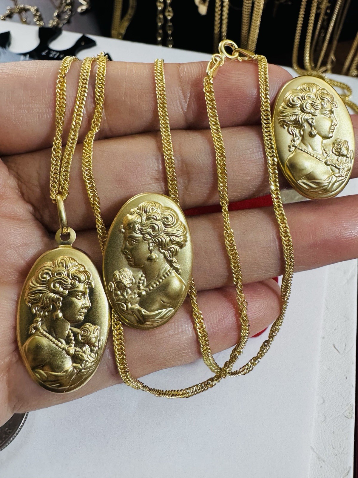 18K 750 Gold Queen ll Set WOMENS Earring Necklace 15.6/16” Long 7.2g 2.2mm