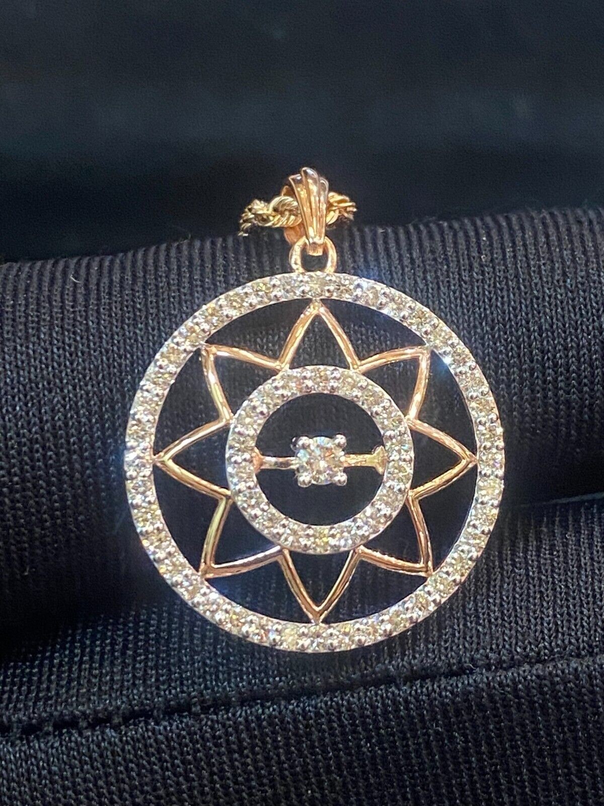 Stunning 1.22 TCW Round Brilliant Cut Diamonds Medallion Chain Necklace 14K Gold