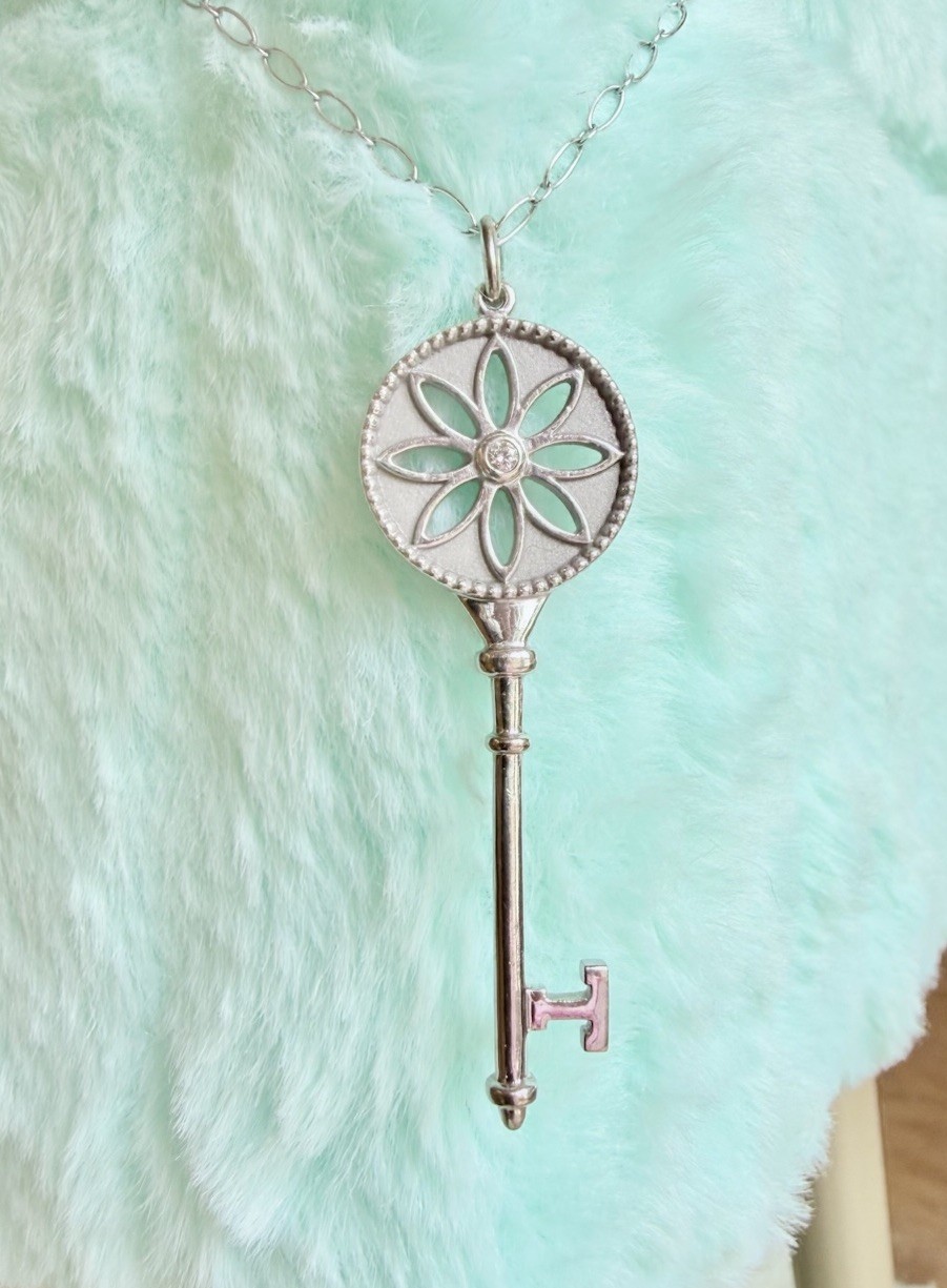 Tiffany & Co. 18K White Gold Diamond Daisy Key Necklace AU750 Retired