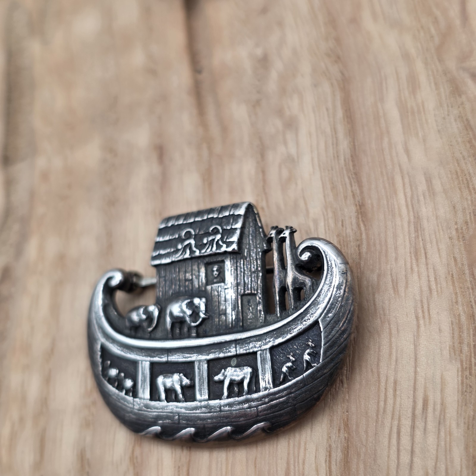JAMES AVERY RETIRED NOAHS ARK ANIMALS PIN BROOCH PENDANT White JA BOX