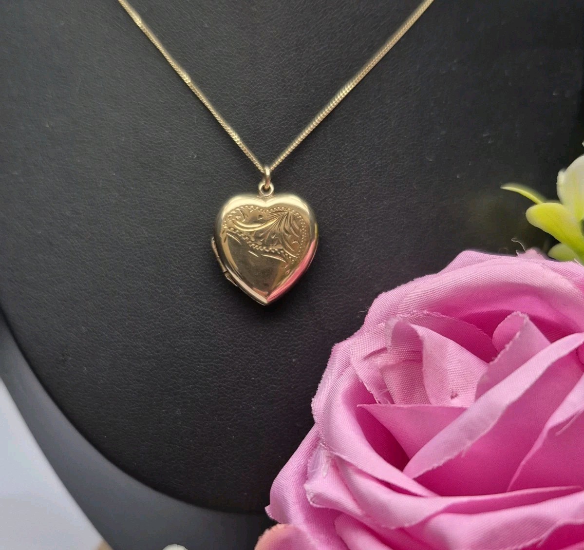 9ct Yellow Gold Vintage Heart Photo Locket & Chain. Necklace. Engraved Design.