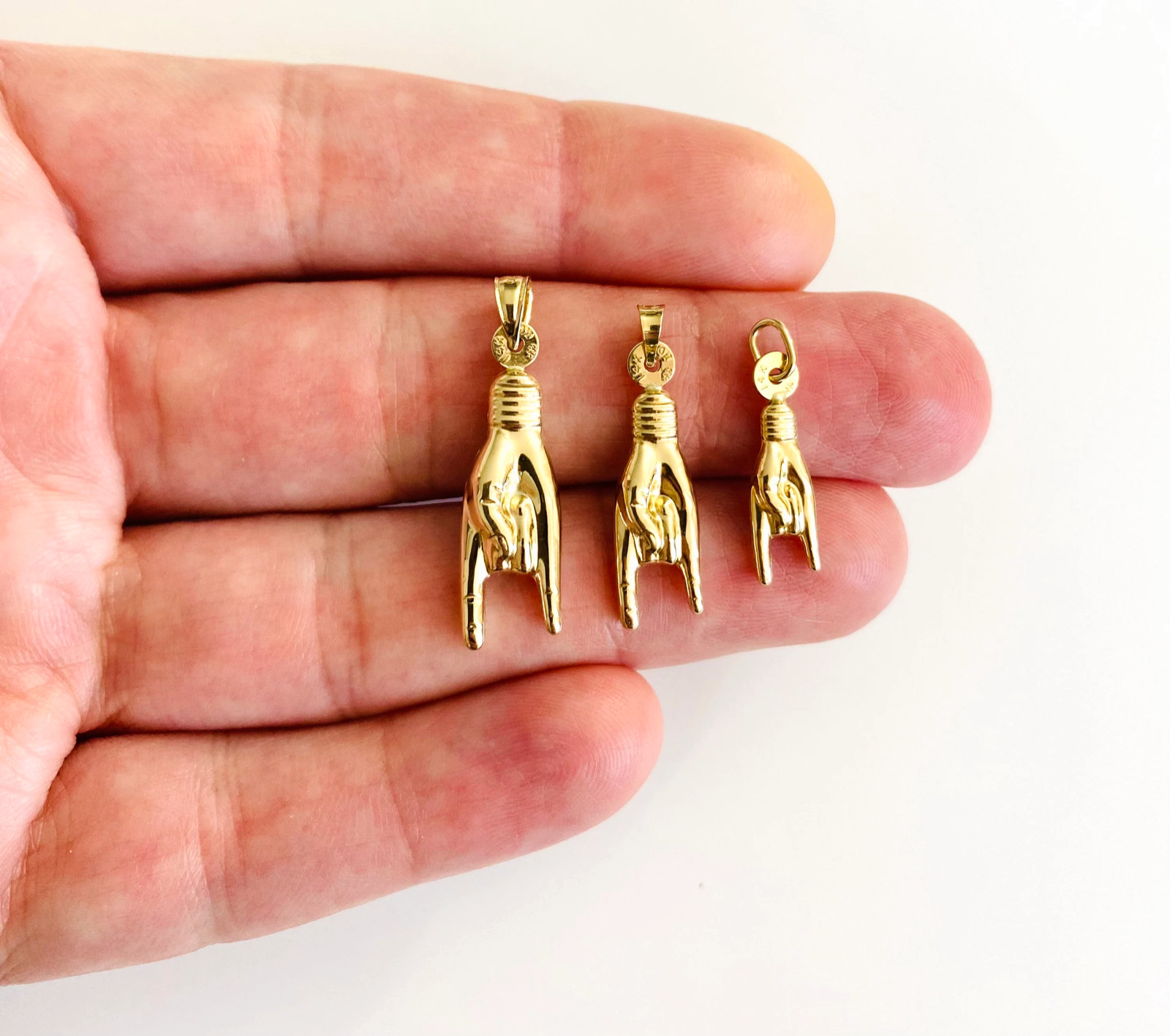 14K REAL Gold 3D Mano Cornuto Pendant, Gold Italian Lucky Hand Charm – 14K6392