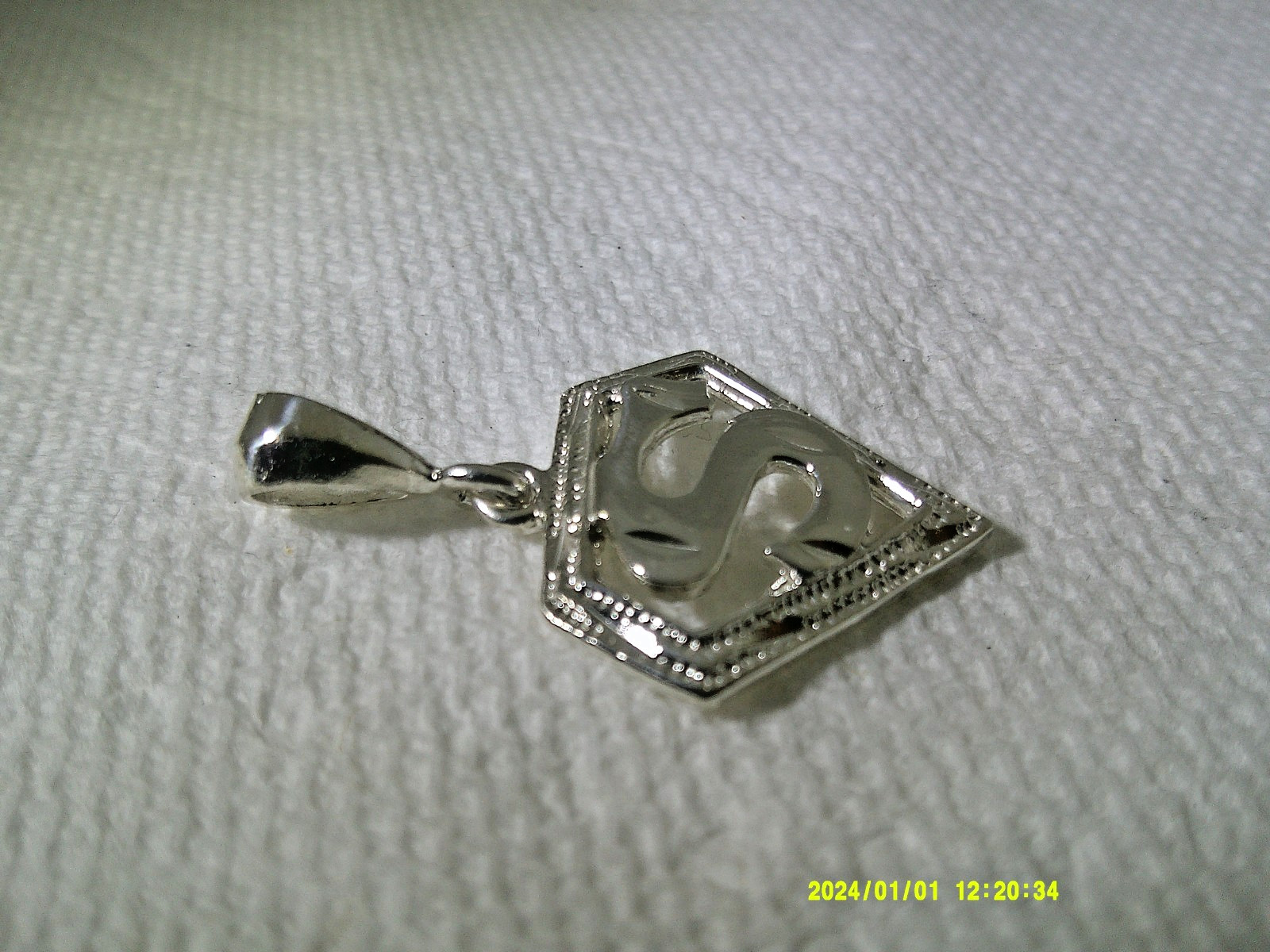 SUPERMAN PENDANT WITH POLISHED AND DIAMOND CUT FINISH IN STERLING SILVER