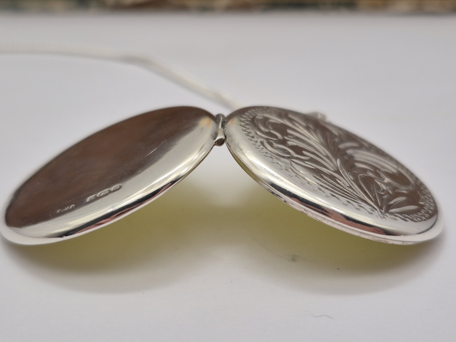 LOCKET – Sterling Silver Round Double Photo Locket Necklace. Hallmarked