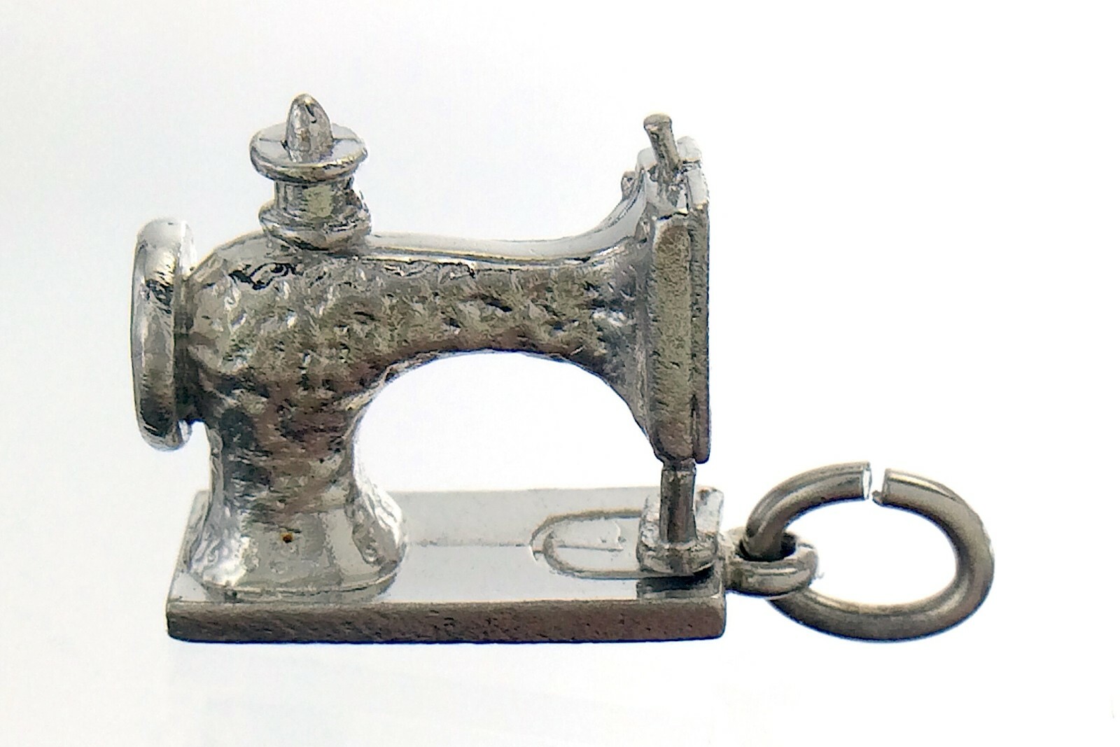 EJ STG Manual Treadle Antique Sewing Machine Charm Pendant 5.1g 0.75in J681