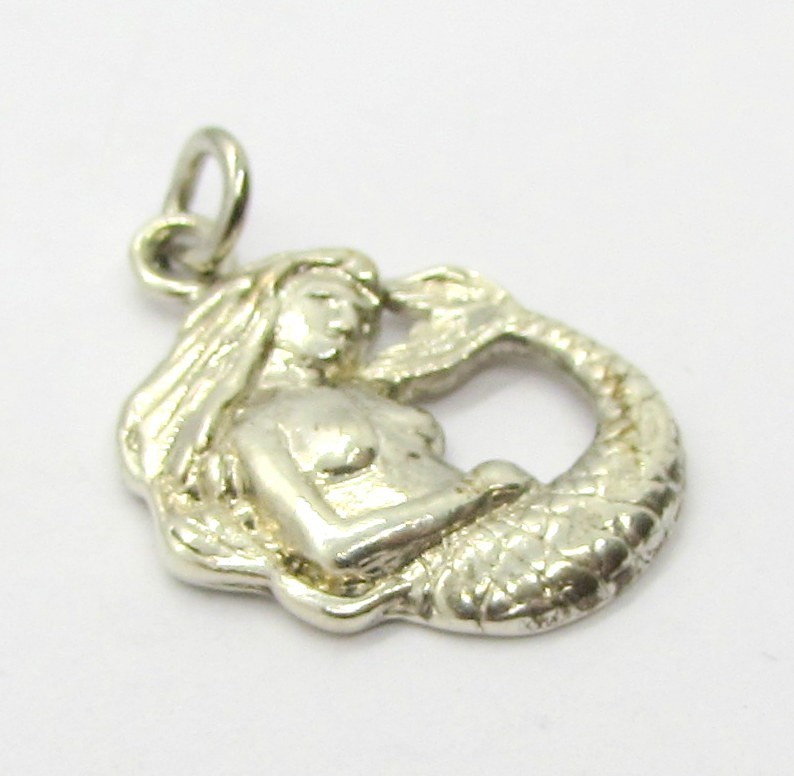 925 STERLING SILVER DETAILED MERMAID CIRCLE CHARM PENDANT 24X16MM ~ 1.7 G
