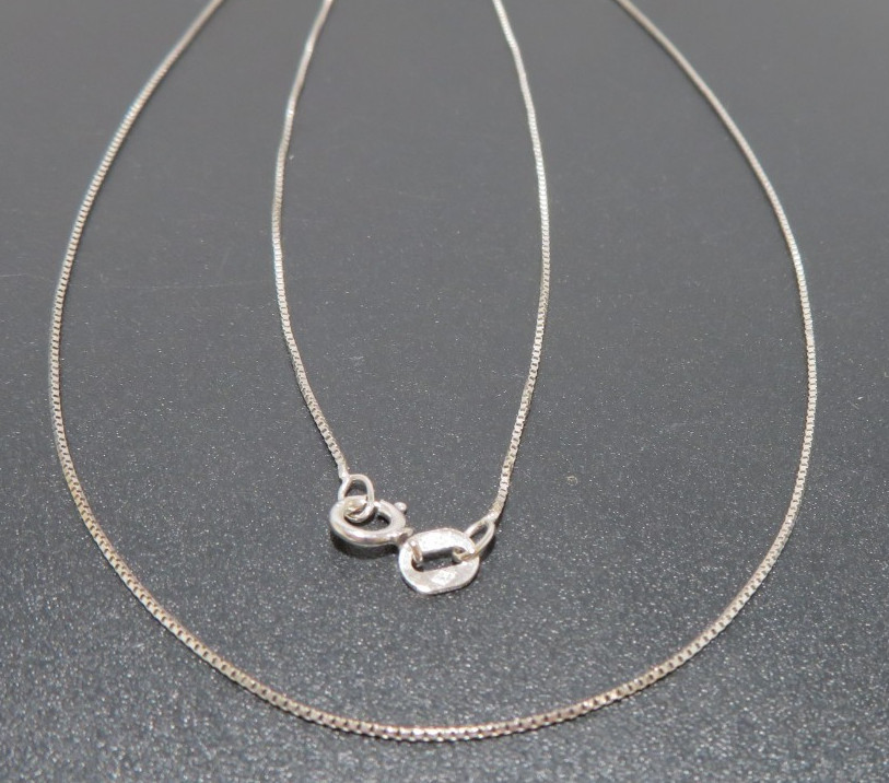 14K WG THIN BOX LINK CHAIN 18.5″ LONG 0.53 MM THICK 1.00 gram (A21996-2)