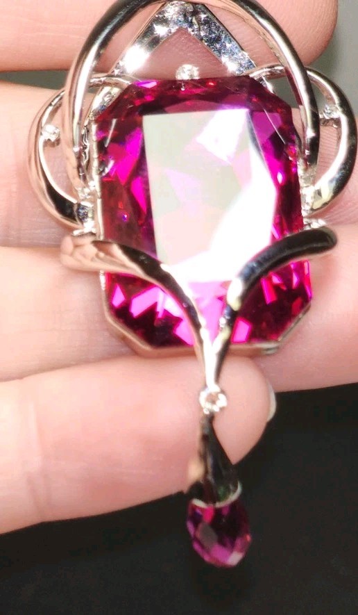 Radiant Cut Hot Pink 1″ X 3/4″ Silver Tone Pentent Stunning. Unknown Metal