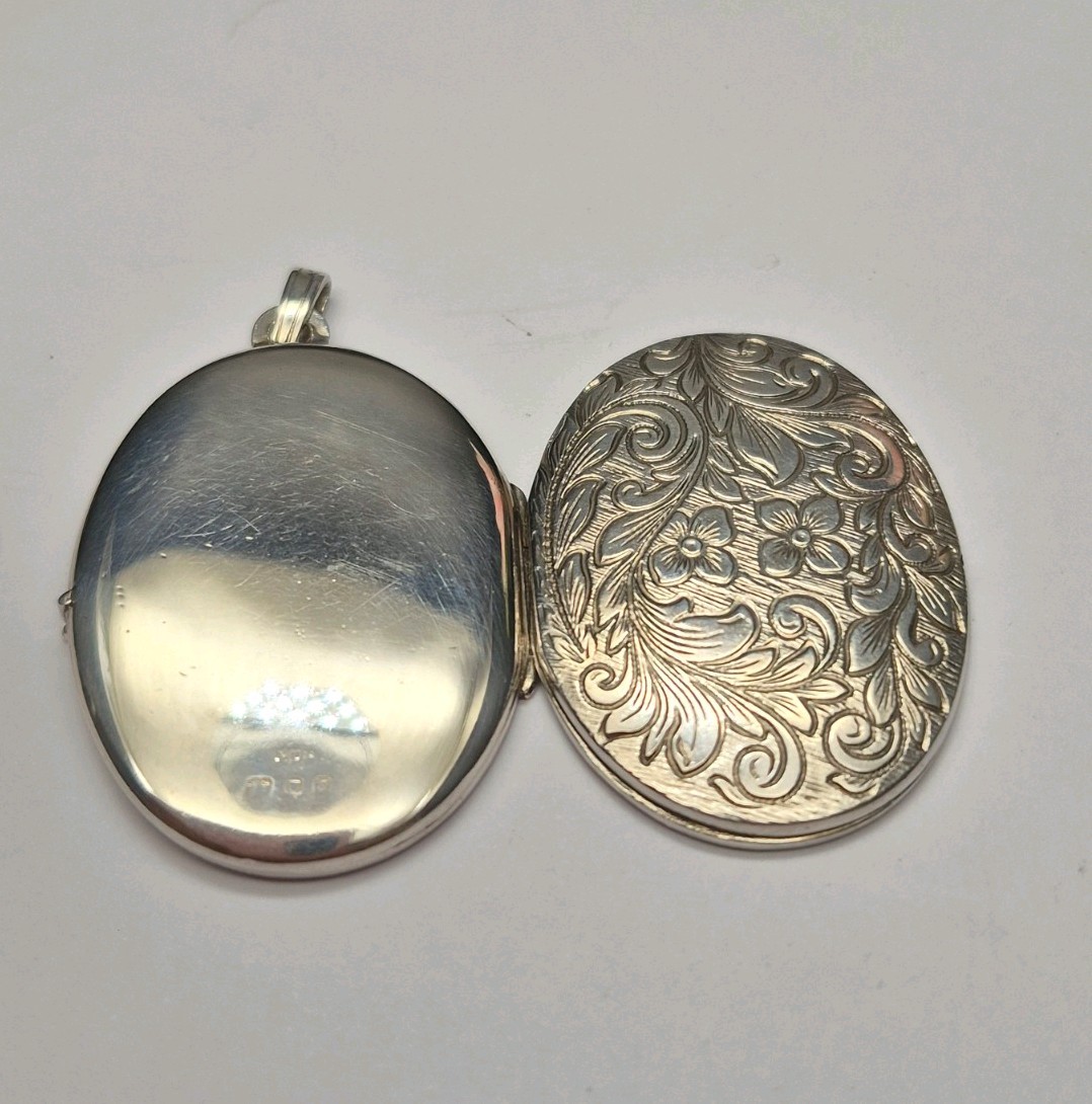 LOCKET – Sterling Silver Vintage Oval Double Photo Locket and Chain. Necklace.