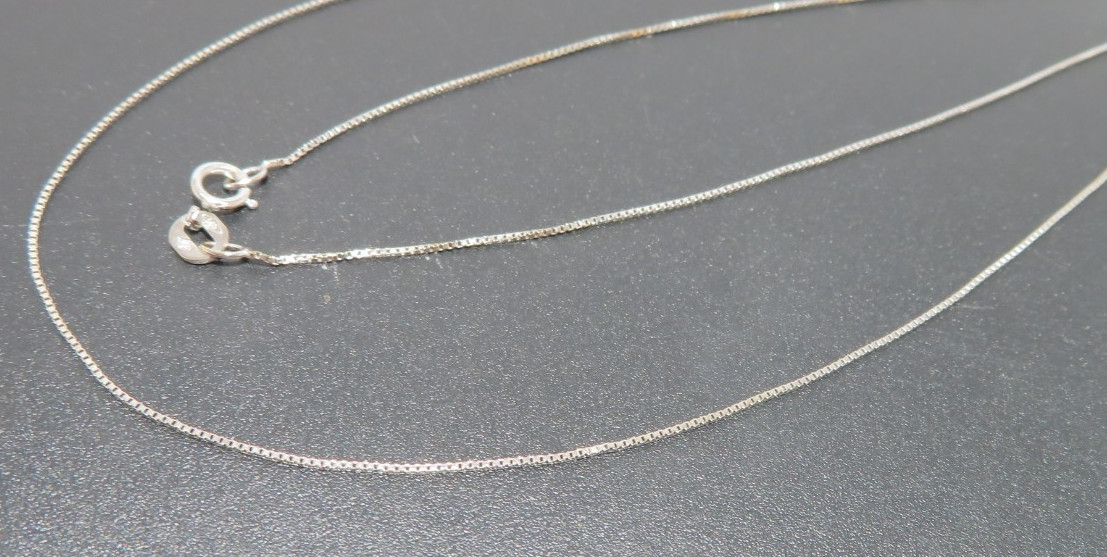 14K WG THIN BOX LINK CHAIN 18.5″ LONG 0.53 MM THICK 1.00 gram (A21996-2)