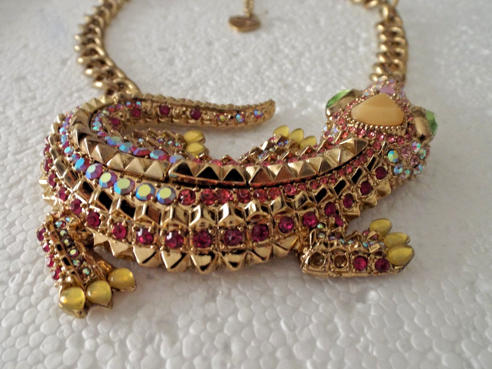 ***BETSEY JOHNSON signed Unique ALLIGATOR Crystal NECKLACE multicolor 18″!!