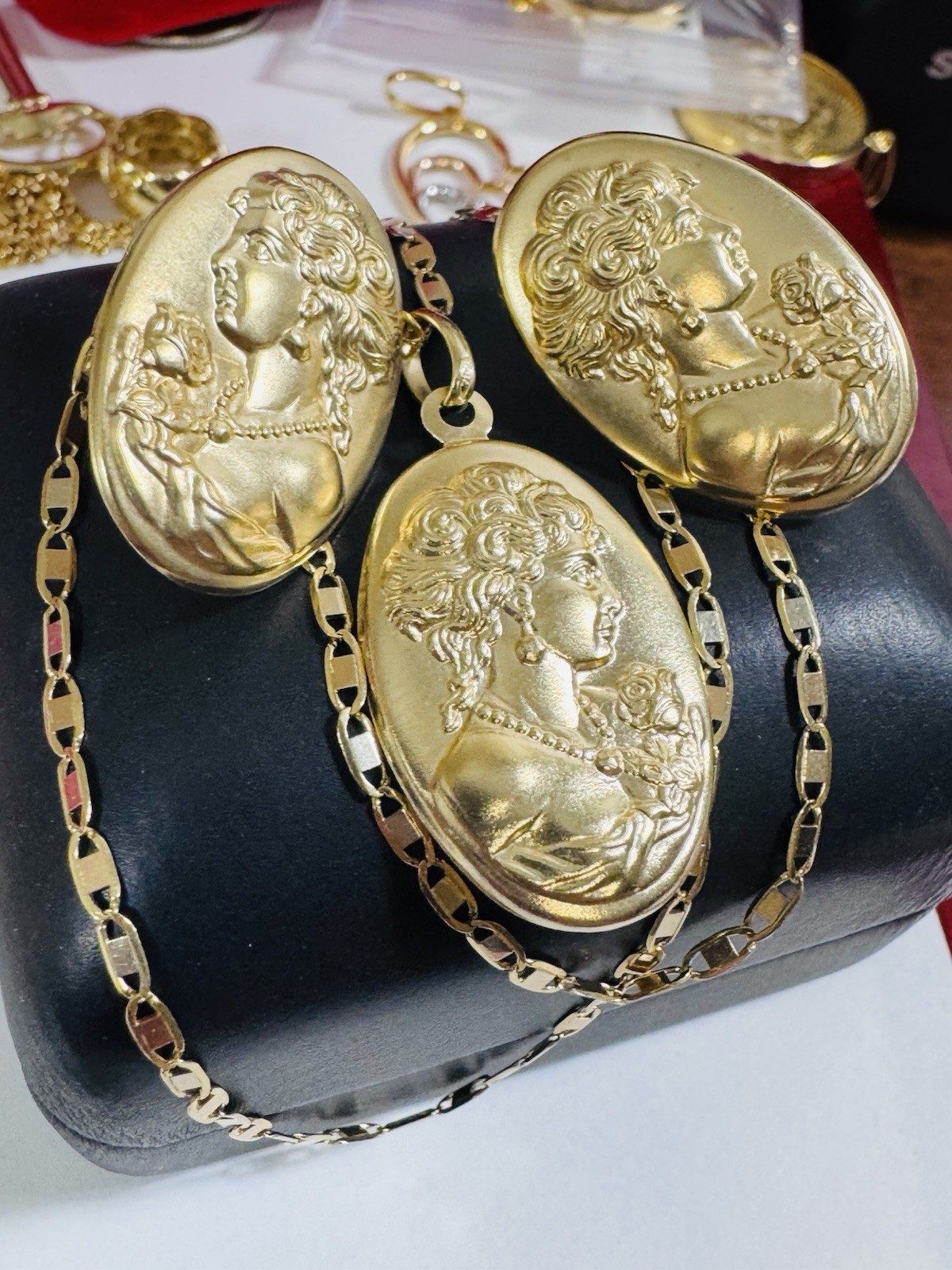 18K 750 Gold Set Queen Elizabeth Earring & Necklace 18” Long 7.6g 3mm