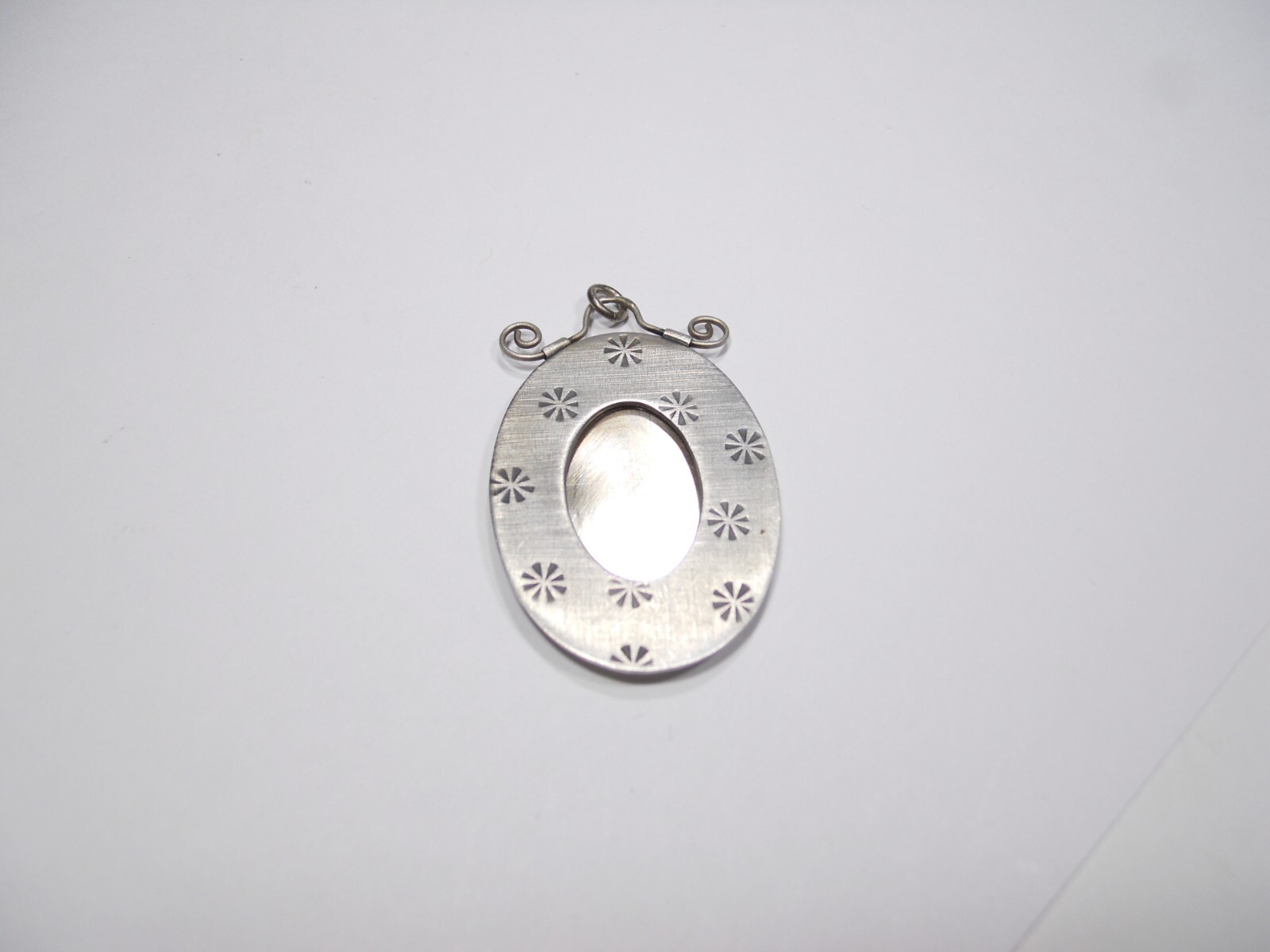 HANDMADE OVAL GEOMETRIC PHOTO PICTURE FRAME PENDANT CHARM STERLING SILVER 925 .