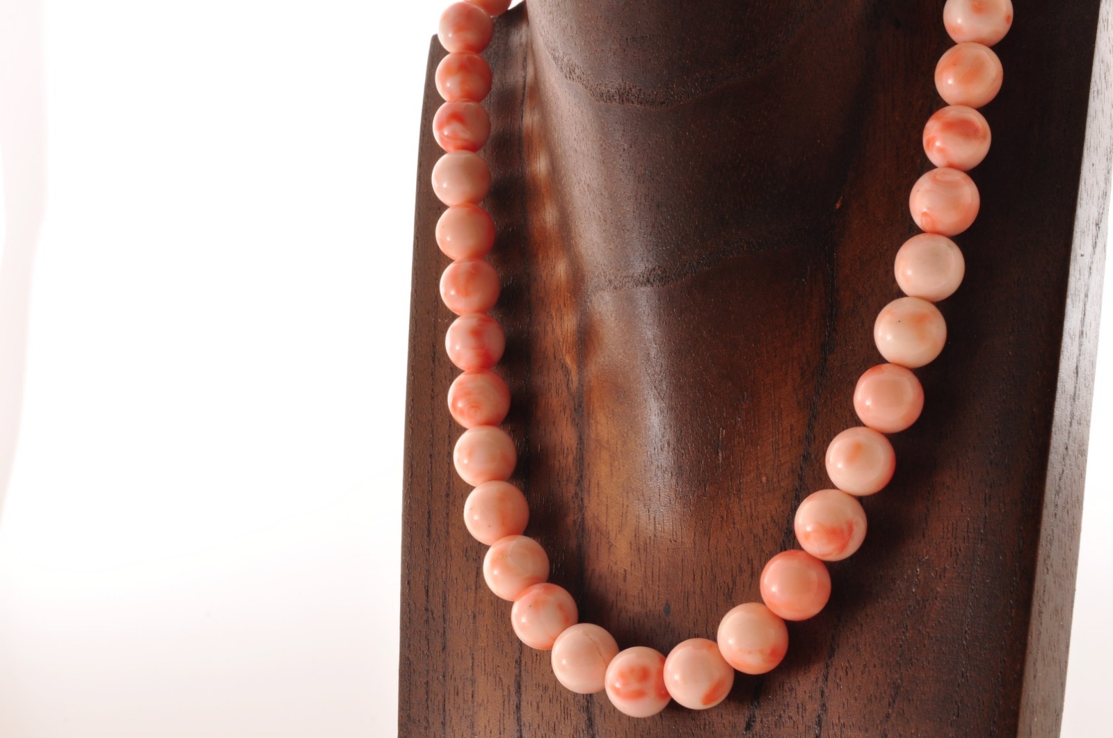 Vintage Angel skin coral Necklace (17.3in, 405t) , with “Certificate” and box.
